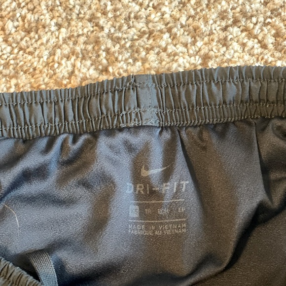 Nike - Picture 3 of 4